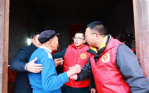 我为群众办实事|菠菜信誉平台集合网到鹿寨县四排镇水头村开展“送温暖防返贫”活动