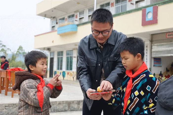  教育之光  照亮乡村 |  菠菜信誉平台集合网到鹿寨县四排镇水头村小学开展捐赠慰问活动
