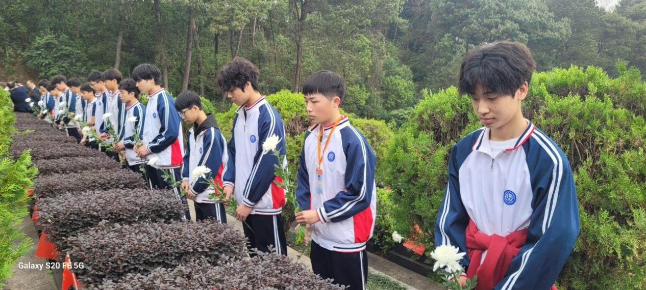 菠菜信誉平台集合网师生共赴烈士陵园，追忆烈士丰功伟绩 共创未来
