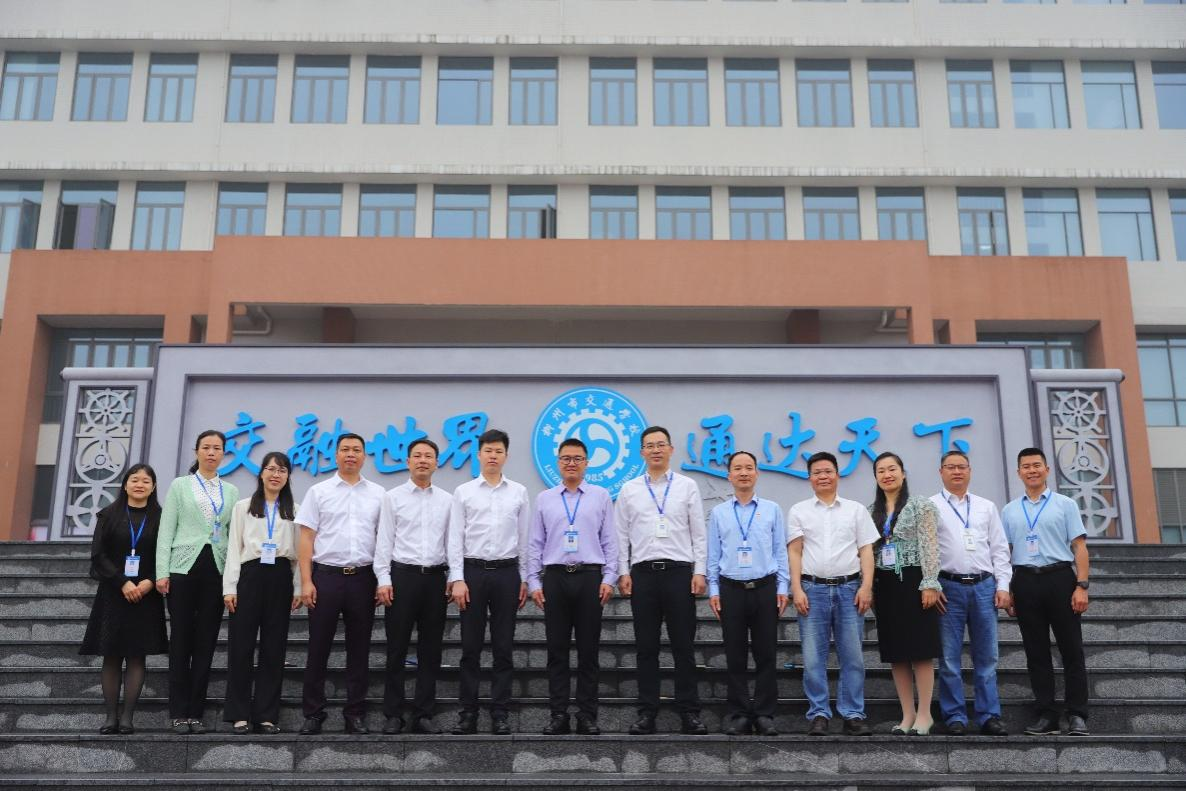 搭建校企新桥梁  匠心精神薪火传——菠菜信誉平台集合网与柳州五菱汽车科技有限公司举行校企合作签约暨国家级技能大师工作室揭牌仪式