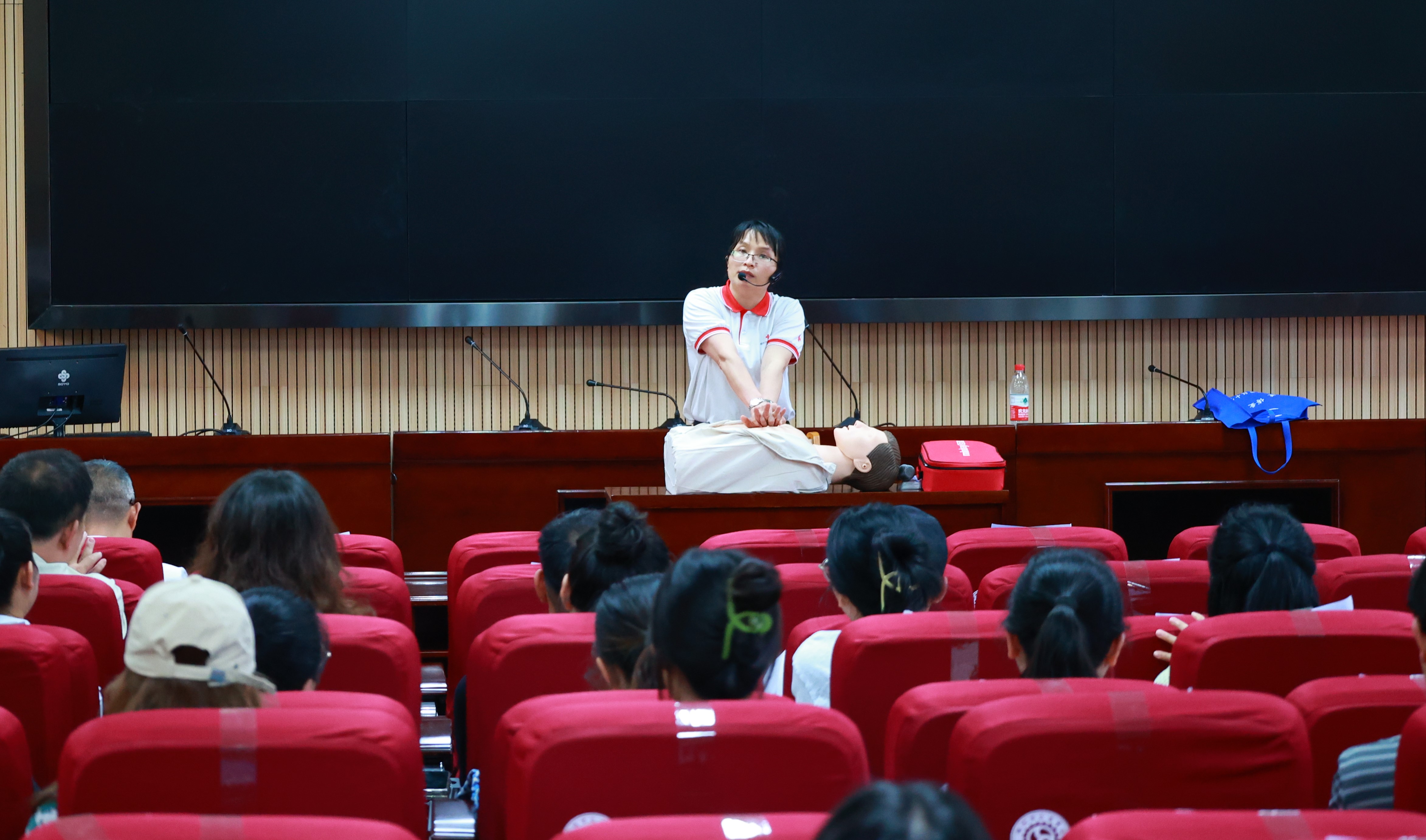 人人学急救 急救为人人  菠菜信誉平台集合网开展心肺复苏持证培训活动